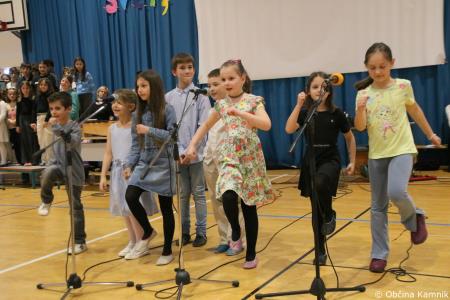 Otroci Osnovne šole Marije Vere Mi smo svet, mi smo otroci (14)